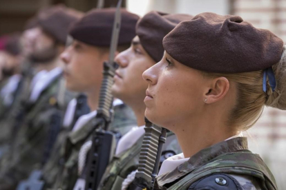 Una mujer soldado de la base del Ejército de Tierra en Valencia-MIGUEL LORENZO