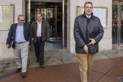 Nacho San Millán, Vicente Sebastián y Miguel Ángel Benavente, ayer, tras la reunión mantenida con el Ayuntamiento.-SANTI OTERO