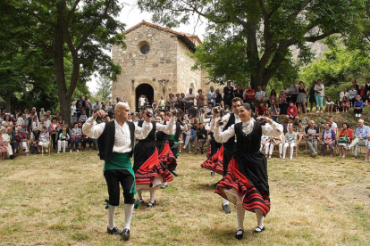 Antecuvia demostró su talento ejecutando diversas danzas populares castellanas.-G. GONZÁLEZ