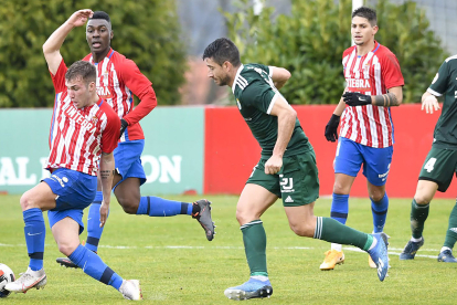 Saúl Berjón persigue a un atacante del Sporting de Gijón B en el choque disputado ayer en las instalaciones de Mareo. REAL SPORTING