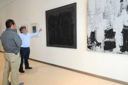 Los ‘Silencios’ de Gerardo Ibáñez visten las paredes de la Sala Infiniti desde ayer y durante los próximos meses.-ISRAEL L. MURILLO