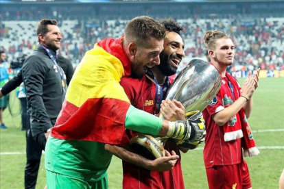 El guardameta Adrián San Miguel, abrazado a Salah que sostiene el trofeo de la Supercopa-EFE (TOLGA BOZOGLU)