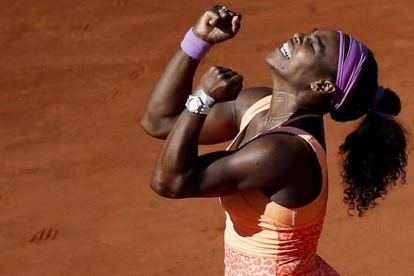 Serena Williams desata su euforia tras vencer en la final de Roland Garros el pasado junio.-EFE / IAN LANGSDON