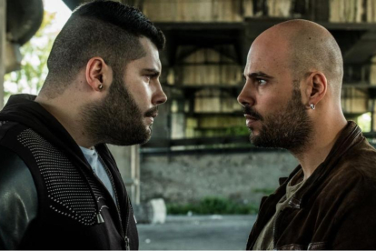 Los actores Salvatore Esposito (Genny) y Marco D’Amore (Ciro), en una escena de la serie de Sky Gomorra 3.-PERIODICO