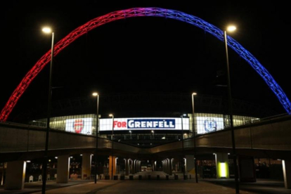 El estadio de Wembley, con los colores de Arsenal y Chelsea y una inscripción en recuerdo de las víctimas del incendio de la Grenfell Tower.-EL PERIÓDICO