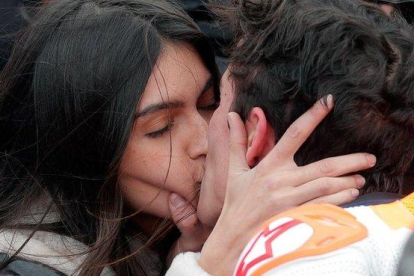 Lucía Rivera felicita a su novio Marc Márquez, ayer, en el ’corralito’ del circuito valenciano de Cheste.-EFE / KAL FORSTERLING