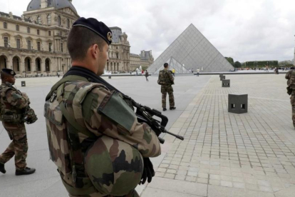 Soldados patrullan junto al Louvre, en una imagen de archivo.-REUTERS / PHILIPPE WOJAZER