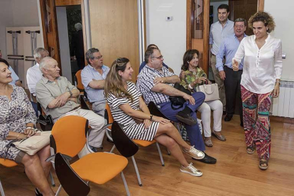 Montserrat accede al encuentro con los afiliados del PP.-SANTI OTERO