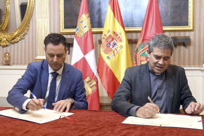 Daniel de la Rosa firma el convenio con el presidente del Cabildo Metropolitano de Burgos, Vicente Rebollo. ICAL