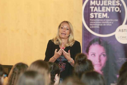 María Helena antolín en una masterclass a las alumnas del proyecto STEM Talent Girl.