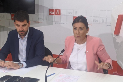 David Jurado y Ana Sánchez, en la sede del PSOE de Burgos. SANTI OTERO