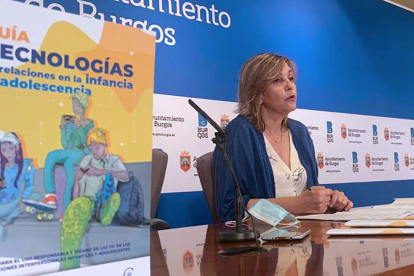 La concejala de Servicios Sociales, Sonia Rodríguez, presentó ayer una guía para usar adecuadamente las nuevas tecnologías. ECB