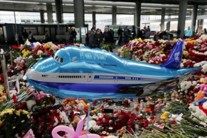 Altar en memoria de las víctimas, en el aeropuerto de San Petersburgo.-