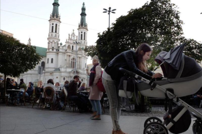 Un grupo de jóvenes en la terraza de una cafetería de la plaza Zbawiciela, en el centro de Varsovia.-KIM AMOR