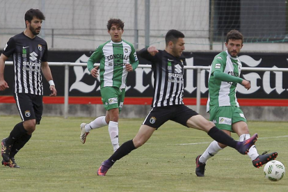 Armiche presiona a un contrario durante el partido que el Burgos jugó ayer en Somozas.-JORGE MEIS