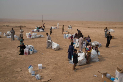 Iraquís que han huído de los combates en los alrededores de Mosul.-HANDOUT / REUTERS