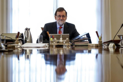 El presidente del gobierno Mariano Rajoy (c), el pasado viernes.-EFE