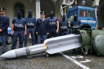 Agentes de la policía italiana muestran el misil incautado en la operación contra un grupo ultraderechista.-AP