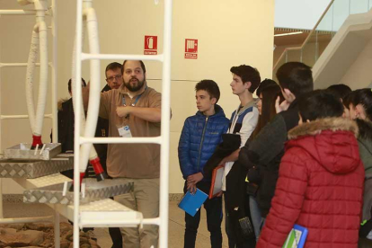 Han conocido de primera mano cómo se organiza la excavación en la recreación existente en el museo.-RAÚL G. OCHOA