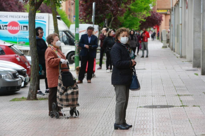 Cola en un establecimiento durante las primeras horas de la mañana del 2 de mayo en Burgos. / RAÚL G. OCHOA