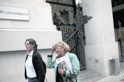 Manuela Carmena sale del Ayuntamiento de Madrid, el pasado 15 de junio, su primero como alcaldesa.-EL PERIÓDICO