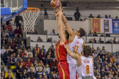 Saiz gana el rebote ofensivo en el partido disputado ayer en Podgorica.-FIBA