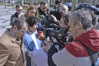 Mauricia Ibáñez y su abogado atendieron a los medios de comunicación tras la vista a puerta cerrada que se celebró ayer en el Palacio de Justicia.-ICAL