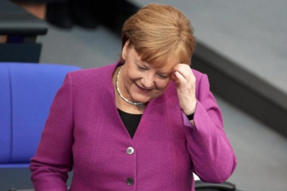Angela Merkel en el Bundestag, expliando sus objetivos para la cumbre europea.-/ EFE / HAYOUNG JEON