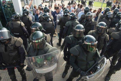 Antidisturbios de la Guardia Civil durante el 1-O en Ribera de Ebro.-JOAN REVILLAS