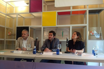 René Payo, vicerrector de Cultura, Deporte y Relaciones Institucionales de la UBU, Carlos del Amor, y Rosalía Santaolalla, presidenta de la Asociación de la Prensa.-ECB