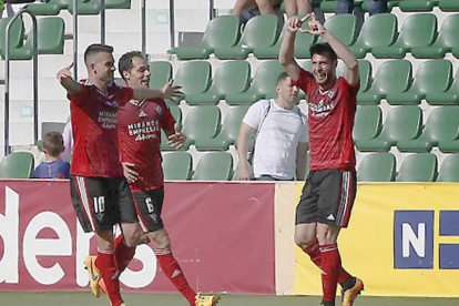 Carlos Moreno celebra el gol de la victoria junto a Álex Ortiz y Alain Oyarzun.-LFP