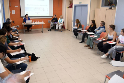 Miembros del grupo de supervivientes del País Vasco ‘Biziraun’ ofrecen un taller en la sede de Burgos para personal de Cruz Roja, voluntarios y socios.-ECB