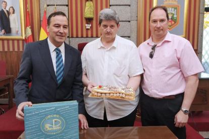 Jose Antonio Antón, concejal de Fiestas con Juan Vicente Marcos y Rodrigo Saiz, promotores del proyecto ‘Peces de San Pedro Pescador’.-ISRAEL L. MURILLO