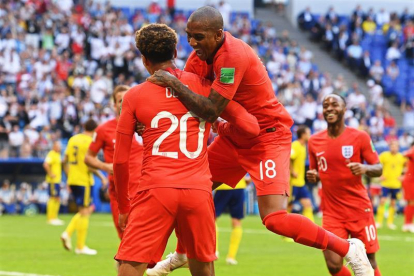 Delle Alli y Ashley Young celebran un gol-FACUNDO ARRIZABALAGA/EFE