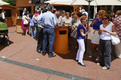 Un grupo de gente toma tapas en la Plaza Mayor, en una imagen de archivo.-RAÚL G. OCHOA