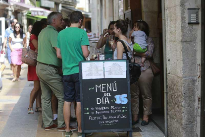 Varias personas consumen en el exterior de un local de hostelería en la calle San Lorenzo de Burgos.-RAÚL G. OCHOA