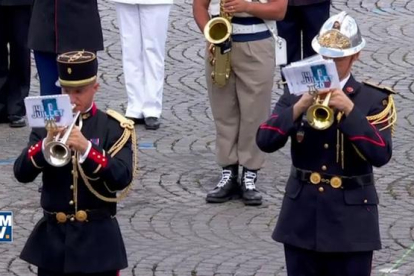La banda del ejército francés interpreta temas de Daft Punk el 14 de julio.-
