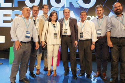 La delegación del PP de Burgos posa en Madrid al inicio de la Conferencia Política.-ECB