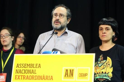 Antonio Baños, durante su intervención en la asamblea nacional extraordinaria de la CUP, el pasado domingo en Sabadell.-RICARD CUGAT