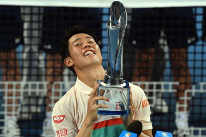 Nishikori exhibe el trofeo de Brisbane.-AFP
