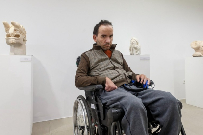 Fernando Arahuetes, el día antes de inaugurar su exposición de escultura 'Segundo Acto'. SANTI OTERO