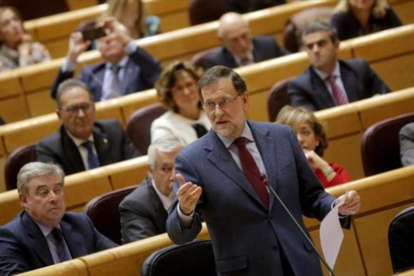 El presidente del Gobierno, Mariano Rajoy, habla desde su escaño en el pleno del Senado.-JOSE LUIS ROCA