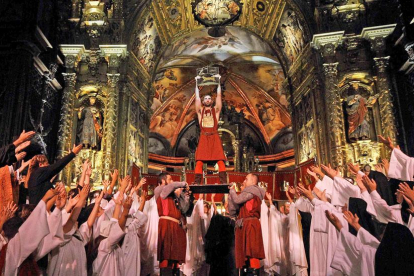 Un momento de la nueva representación que se estrena este año, con el majestuoso retablo enmarcando el escenario central.-G. GONZÁLEZ