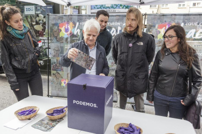 Pablo Fernández, en el centro, durante un acto en Gamonal.-SANTI OTERO