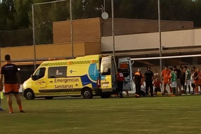 Momento en el que los servicios médicos inmovilizan a Álex antes de su traslado al hospital, ayer.-ECB