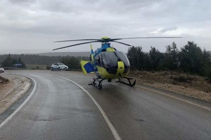 El helicóptero, en una imagen de archivo, sobre una carretera esperando a evacuar un herido. BASE HELICÓPTERO BURGOS