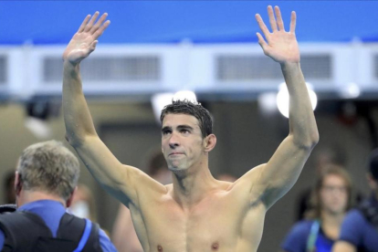 Phelps, brazos en alto, en su despedida de la natación-DOMINIC EBENBICHLER / REUTERS