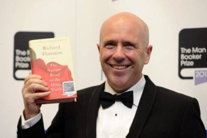 Richard Flanagan posa con la novela que le ha valido el Man Booker, anoche en Londres.-Foto: EFE / FACUNDO ARRIZABALAGA