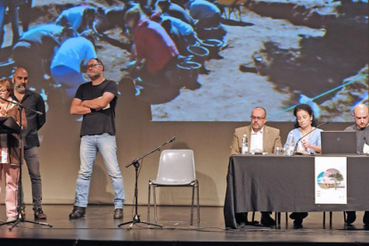 De la Mata, Herrasti y Montero (sentados) escuchan las intervenciones de los representantes de las entidades promotoras - CRMH, Espacio Tangente y Denuncia.-I. L.M.