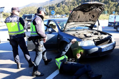 Efectivos de la Policía Nacional registran en La Jonquera a los vehículos que provienen de Francia.-GEMMA TUBERT (ACN)
